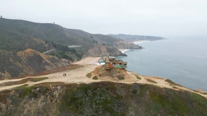 加利福尼亚州太平洋1号高速公路沿海岸悬崖的魔鬼滑梯上的废弃掩体的鸟瞰图