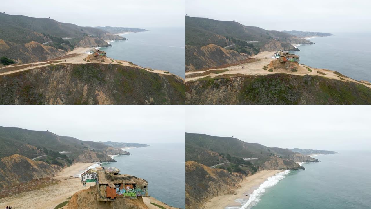 加利福尼亚州太平洋1号高速公路沿海岸悬崖的魔鬼滑梯上的废弃掩体的鸟瞰图