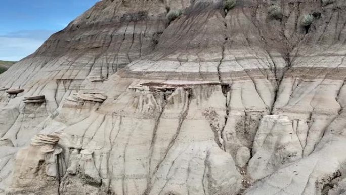 德拉姆海勒艾伯塔省外的hoodoo岩层周围的景观