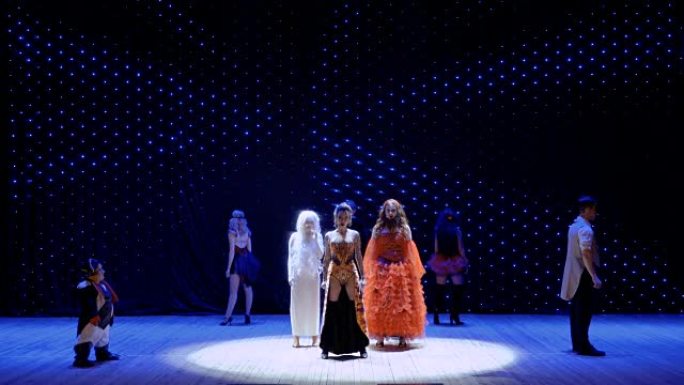 白化女孩，火女孩和大胡子女孩在剧院的舞台上表演歌曲