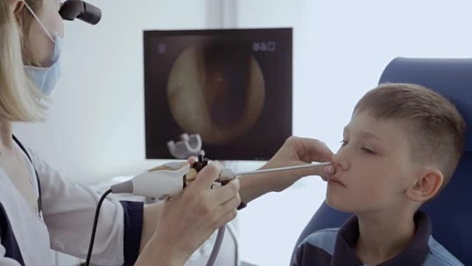 医生用耳鼻喉科望远镜检查高加索小男孩的鼻子
