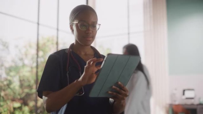 非洲保健护士使用平板电脑进行日常医院操作。美丽的年轻诊所专业人员在公共医疗机构的现代办公室做在线医疗