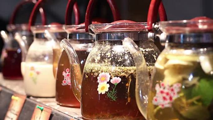 玻璃茶壶里有多种凉茶饮料可供选择