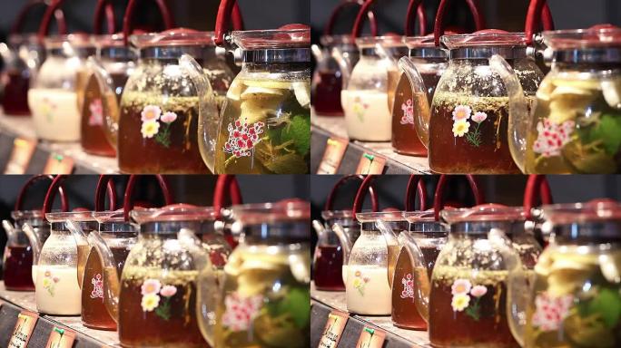 玻璃茶壶里有多种凉茶饮料可供选择