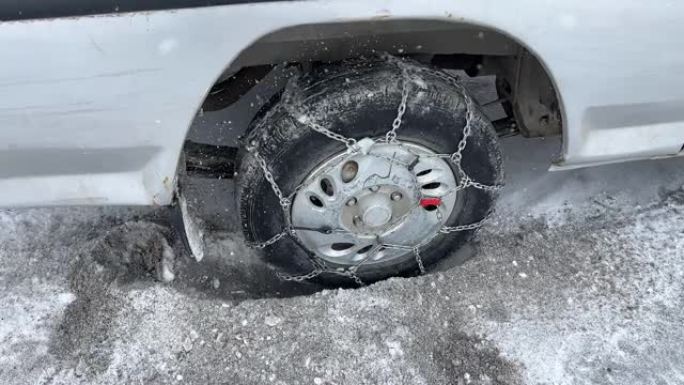 汽车被困在雪中