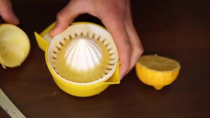 用手榨汁柠檬