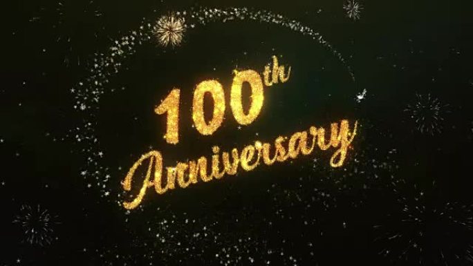 100周年纪念问候文字由烟火制成，明亮的黑暗夜空与彩色烟花。