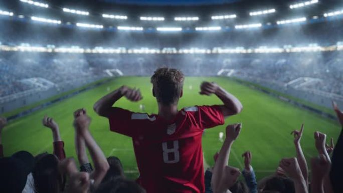 在足球锦标赛期间，球迷在体育场为他们的球队欢呼的电影镜头。球队比赛，一群球迷庆祝胜利，进球。足球杯锦