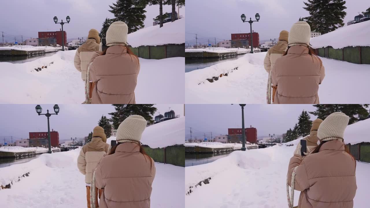 夫妇在小樽用智能手机拍摄视频
