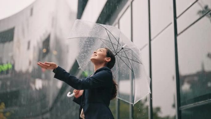 雨中的自由女商人雨中打伞女业务员下雨天打