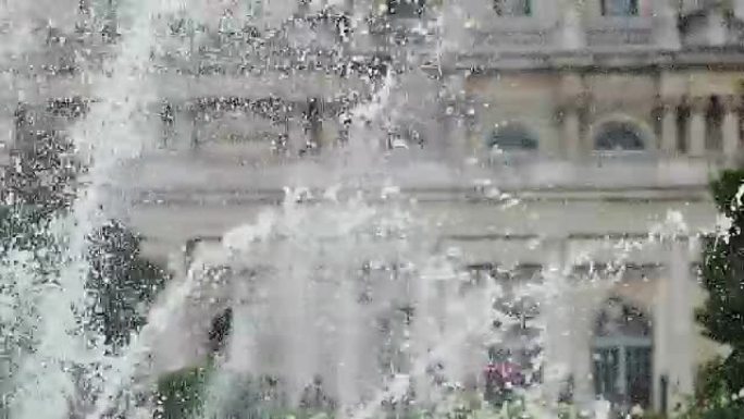 卢森堡宫前飞溅喷泉的美景