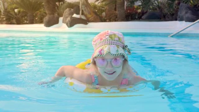 度假酒店水上公园游泳池带充气环的快乐孩子