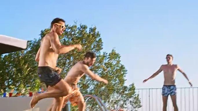 SLO MO DS男子在日落时的泳池派对上跳入水中，而朋友们则为他加油