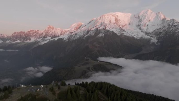 空中无人机拍摄了日落时分云反转的雪山线