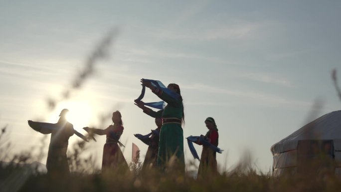 载歌载舞的蒙古族妇女