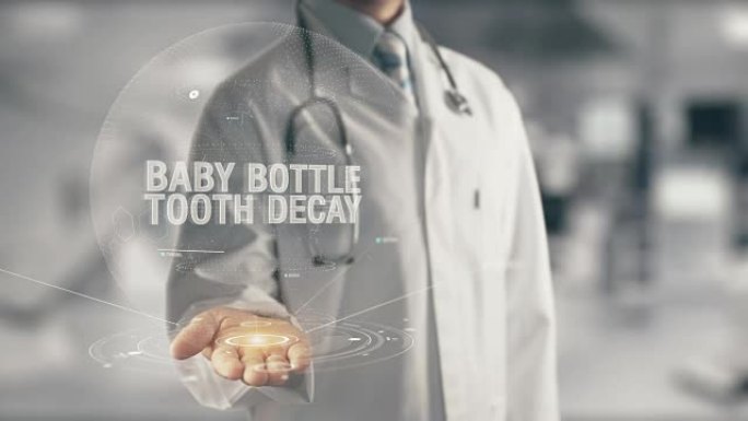 医生手握婴儿奶瓶蛀牙
