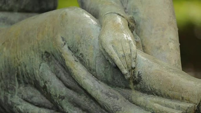 看美丽的悲伤的女性天使雕塑，雕像在米罗高吉墓地