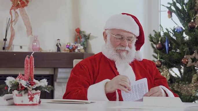 圣诞老人阅读孩子们的来信