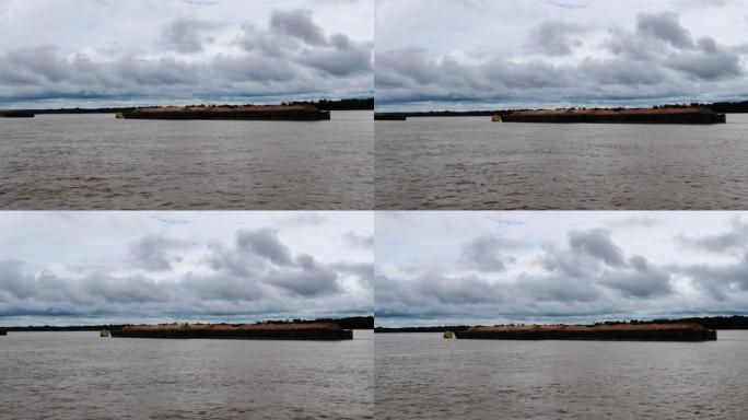 在亚马逊河上运输大豆的大驳船