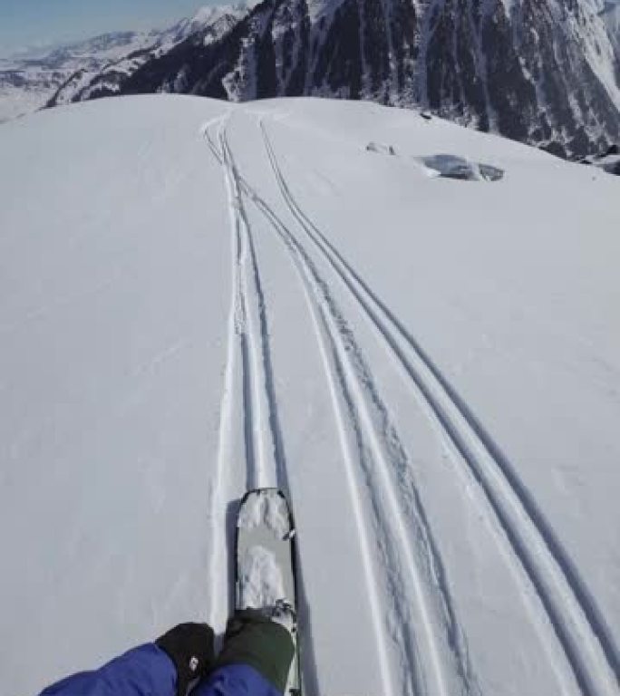 POV第一人称视角，在中亚山峰上的粉末雪上滑雪