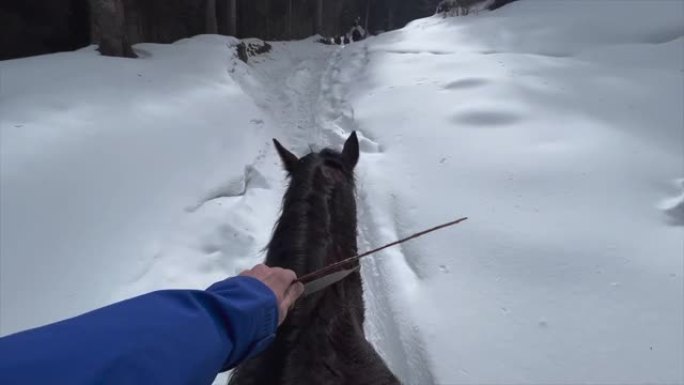 POV第一人称视角在雪道上骑马进入山区