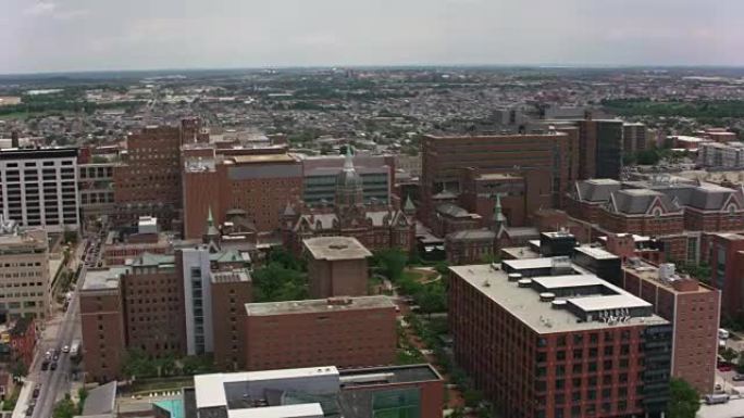 约翰·霍普金斯医院大楼的鸟瞰图。