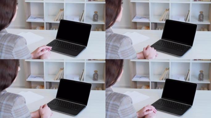 在线采访女性笔记本电脑模型黑屏