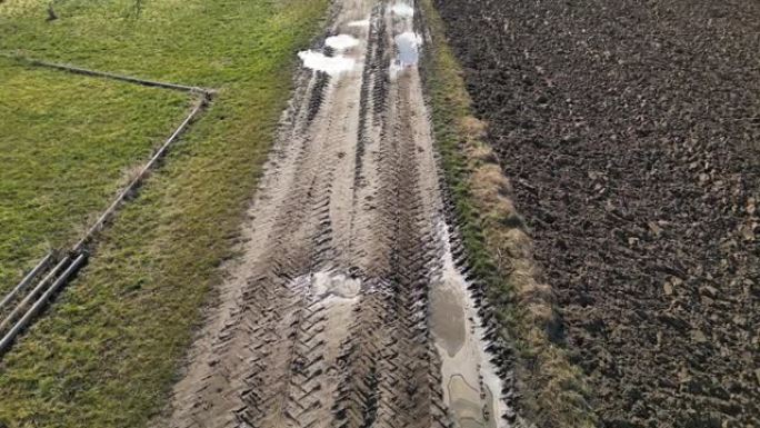 公园里积水的土壤不会从春雨中取水。排水不畅或自动灌溉管道破裂造成洪水，道路，旅行，冰，寒冷附近发生交