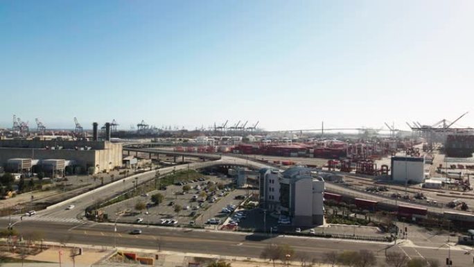 在一个阳光明媚的下午，在加利福尼亚州洛杉矶的圣佩德罗，上升的集装箱造船厂配备了集装箱和起重机