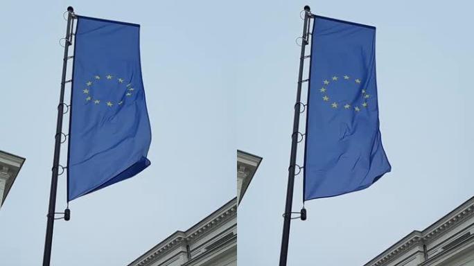 欧盟旗帜迎风飘扬。从下面看，慢动作。垂直视频。