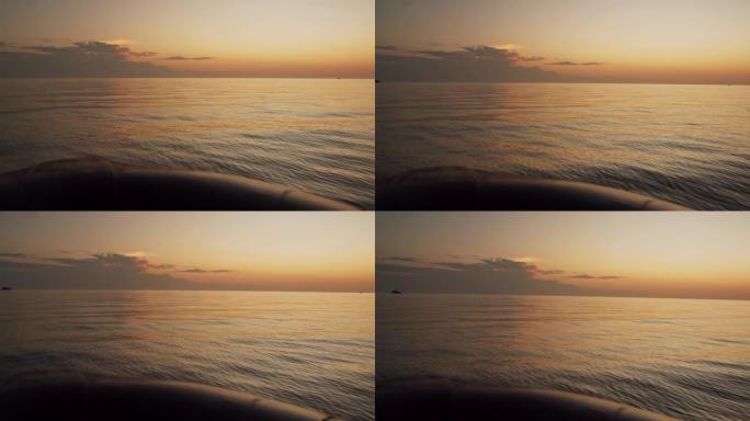 从大堡礁表面反射金色的小船上观看海洋上的最后一道光