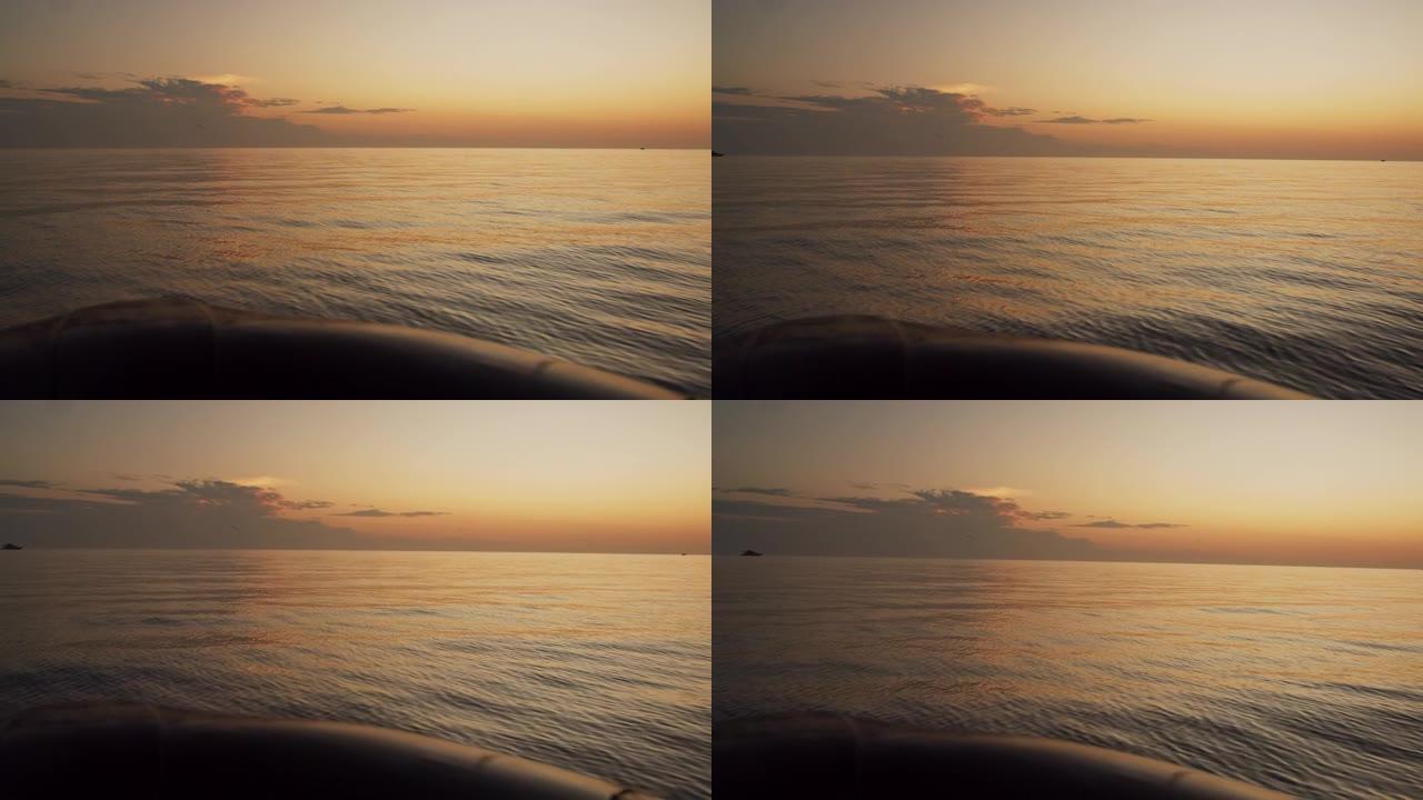 从大堡礁表面反射金色的小船上观看海洋上的最后一道光