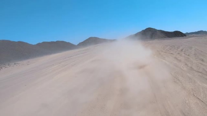 在沙漠中行驶的越野汽车