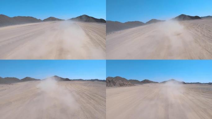 在沙漠中行驶的越野汽车