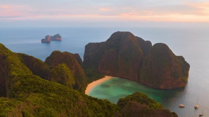 泰国披披群岛玛雅海滩旅游地标的空中延时。