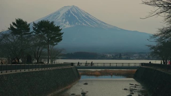 从川口湖向上倾斜富士山