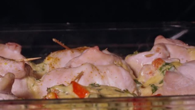 平底锅里美味的鸡肉部分。油炸或烘烤加工。