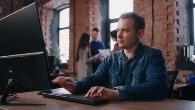 在办公室使用计算机的男性工程师，在工作场所使用技术专家的肖像