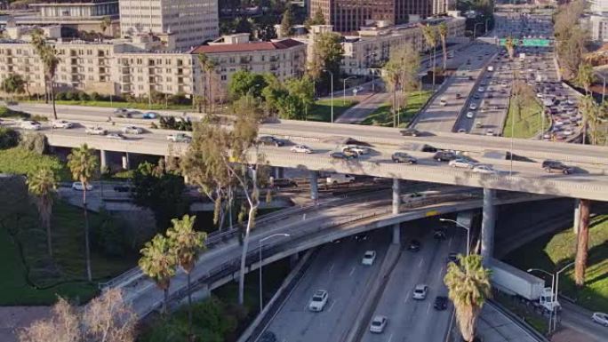 平移无人机拍摄了四级交汇处和洛杉矶市中心
