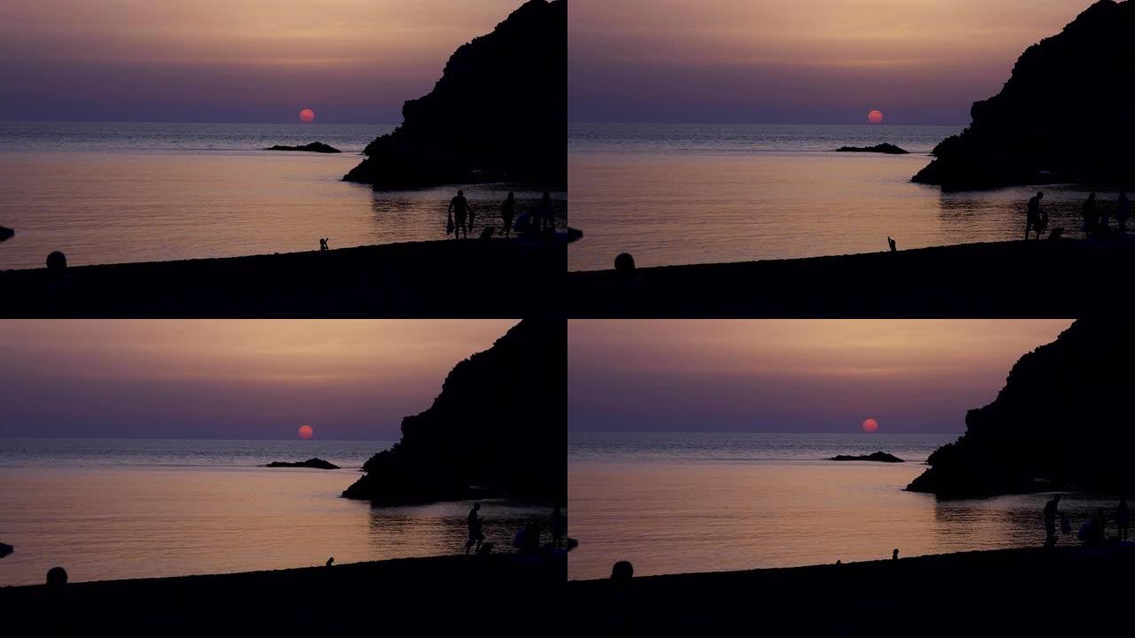 意大利撒丁岛雄伟的海洋: 迷人的日落