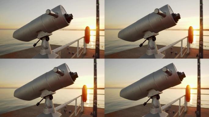 波兰格但斯克码头，海滨旧双筒望远镜，金属静止观测塔观看器。复古复古海滨投币望远镜，海岸展望，夏季海洋