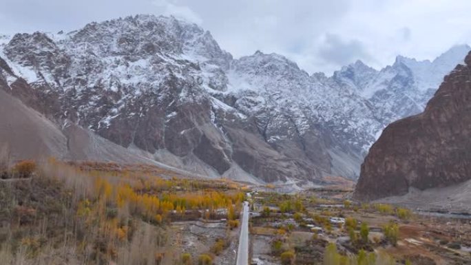 秋天，沿着喀喇昆仑山公路，喜马拉雅山喀喇昆仑山脉的hunza河的风景鸟瞰图。巴基斯坦北部
