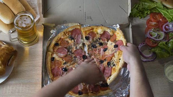 肥胖的男性暴饮暴食油腻的食物馅与巨大的比萨饼，不健康的饮食