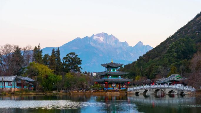 玉龙雪山日照金山