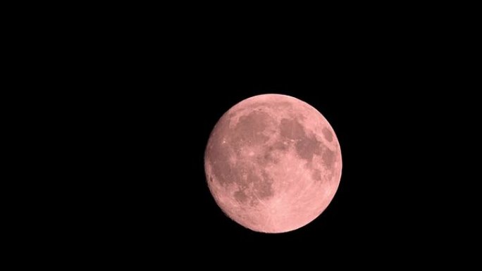 红色的满月在夜空快速移动。血腥月亮巫术魔法仪式概念。恐怖电影的狼人时代的诅咒和转变。