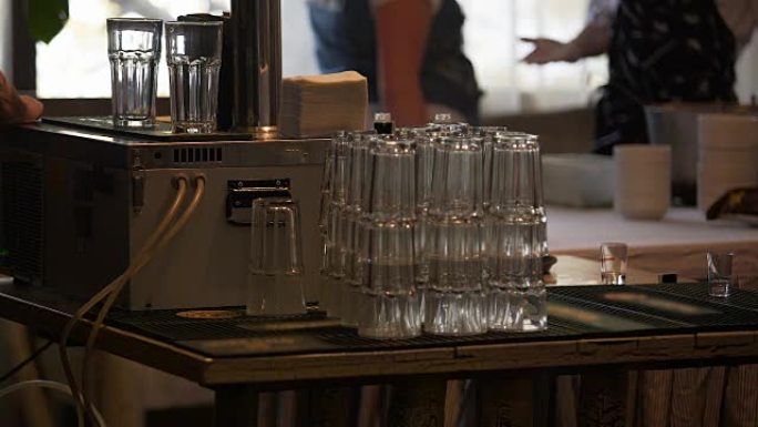 吧台上的一堆清洁玻璃杯，公司聚会上的餐饮服务