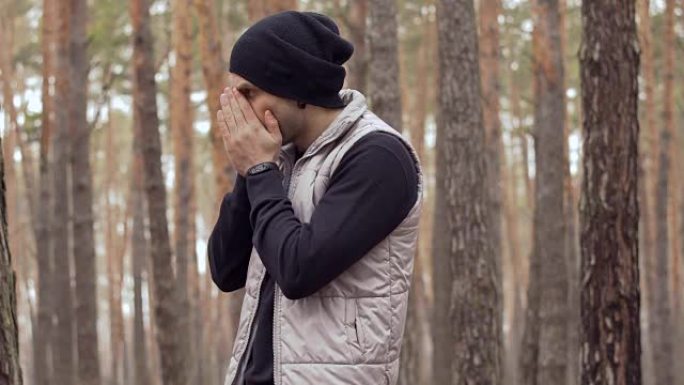 年轻人因为在森林训练中感到寒冷而吹手