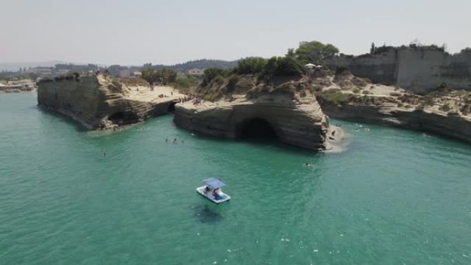 科孚岛旅游胜地爱情频道的鸟瞰图，爱慕山洞和清澈的绿松石水
