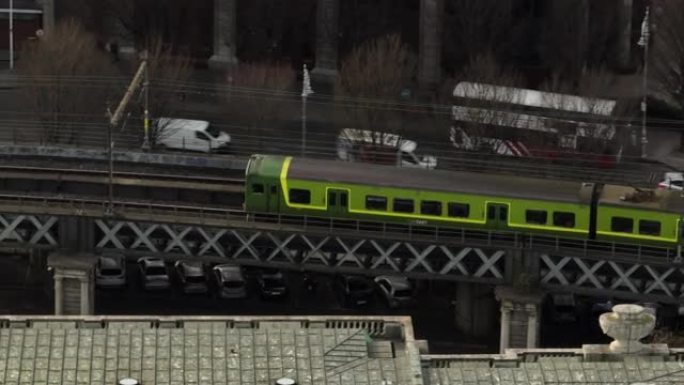 爱尔兰都柏林绿色飞镖列车鸟瞰图、过桥列车/电车鸟瞰图、市中心列车鸟瞰图、内城河桥上空列车、都柏林对接