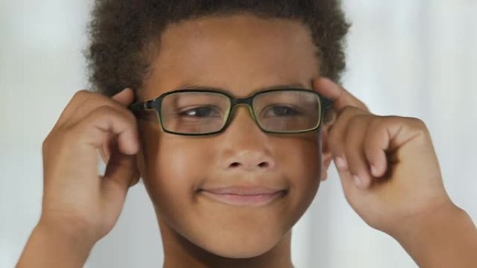 小男生在镜子前戴眼镜，满意，视力矫正